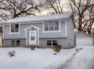 1535 E Glenwood Dr, Des Moines, IA 50320