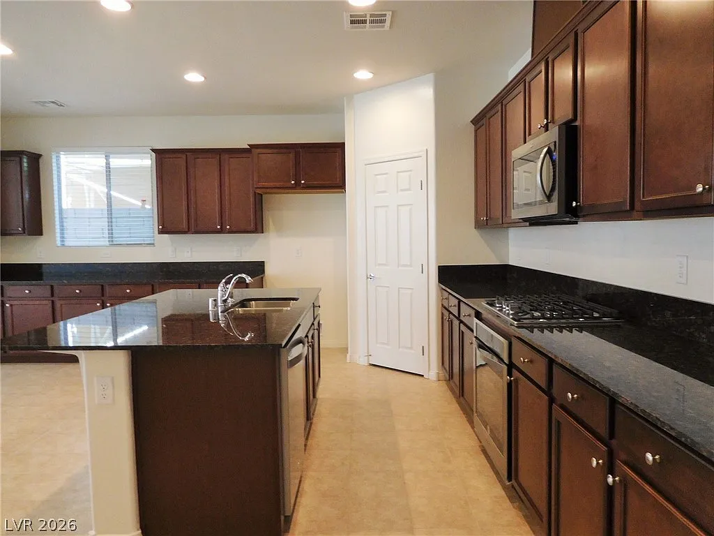 4 bed, 4.5 bath, 2580 sqft, $2,950 — Photo 2