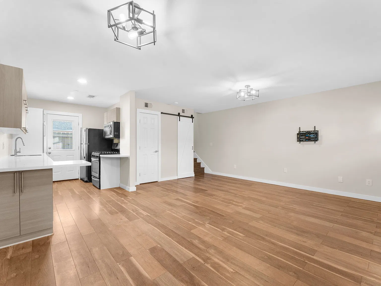2 bed, 1.5 bath, 977 sqft, $2,700 — Photo 3