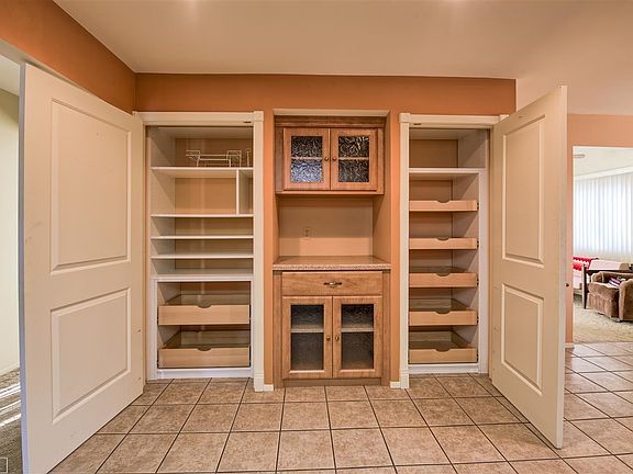 Yes! Two of them. Pull out drawers and shelves create tons of storage solutions in the kitchen.