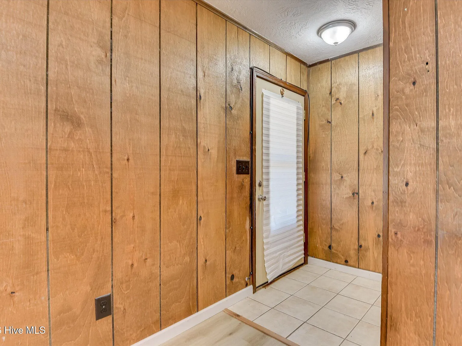 3 bed, 2.0 bath, 1380 sqft, $1,400 — Photo 3