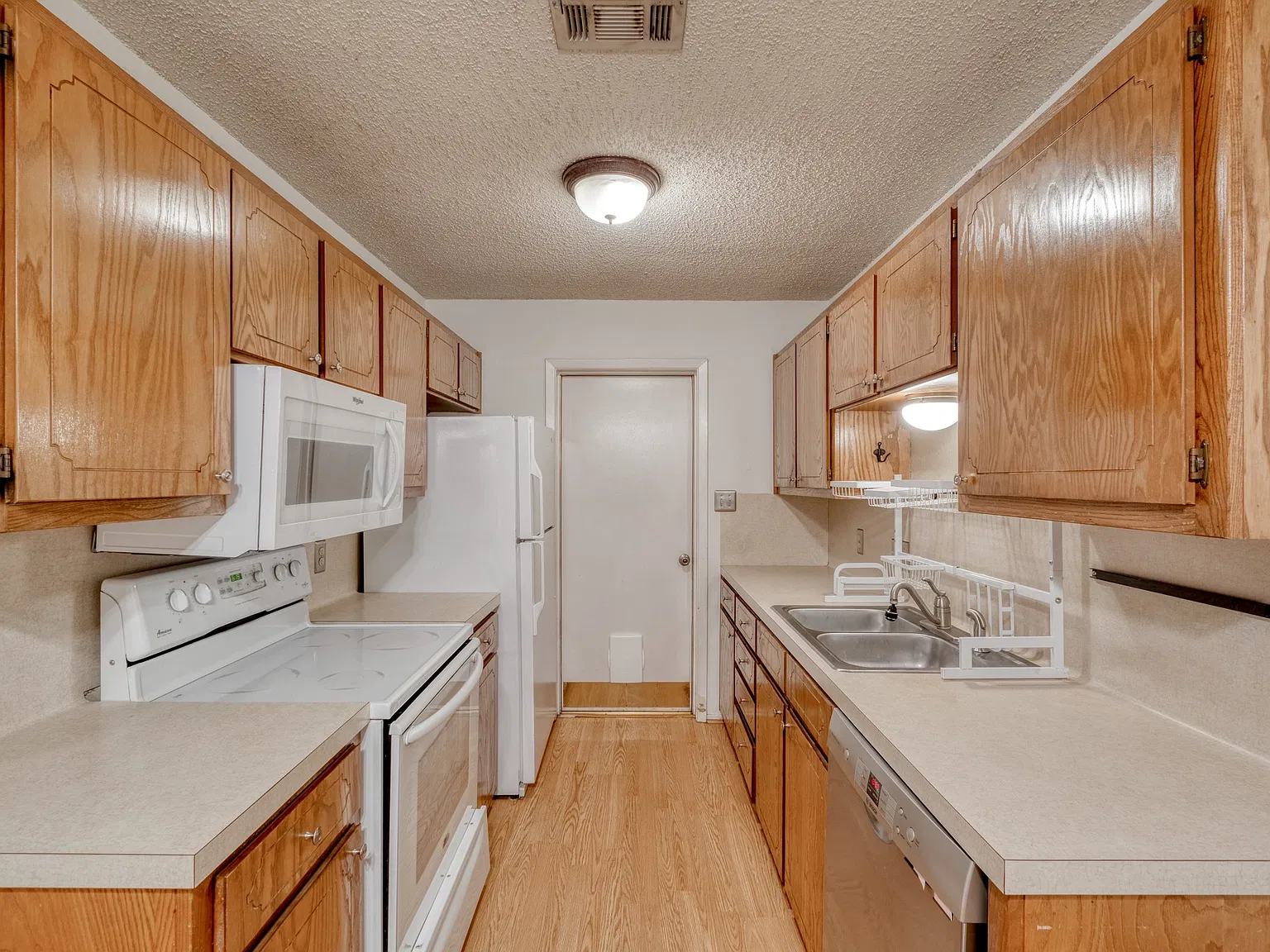 2 bed, 972 sqft, $1,350 — Photo 1