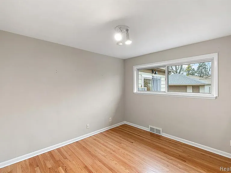 16996 Marguerite St — Photo 22
