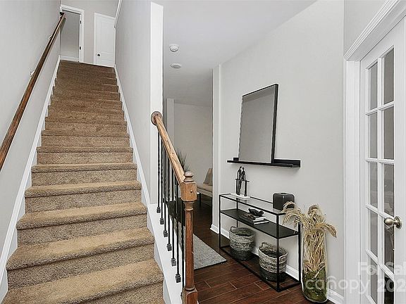 4th image of 8626 Hunters Knoll Ln