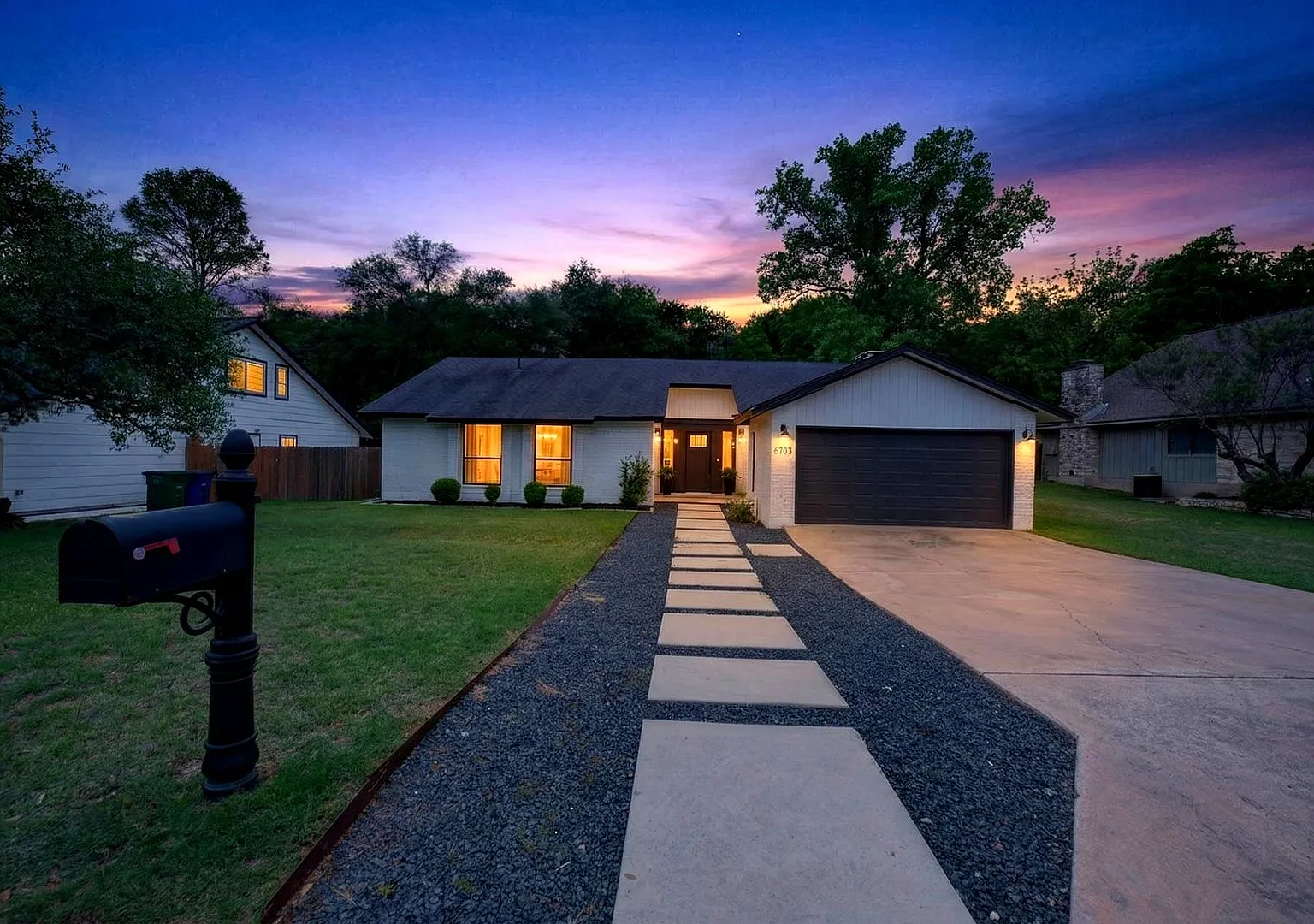 3 Bedroom 2 Bathroom Austin Home: Oak Forest Subdivision — Photo 4