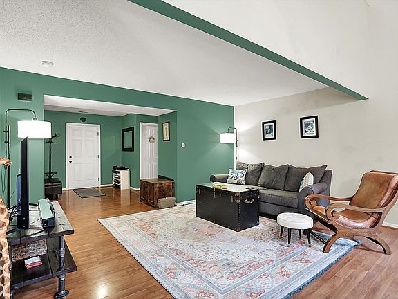 3rd image of 10671 Riverwood Blvd