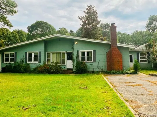 51 Bellows Ter, Hampton Bays, NY 11946