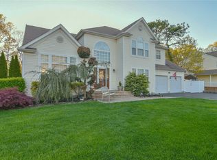 47 Howard Dr, Coram, NY 11727