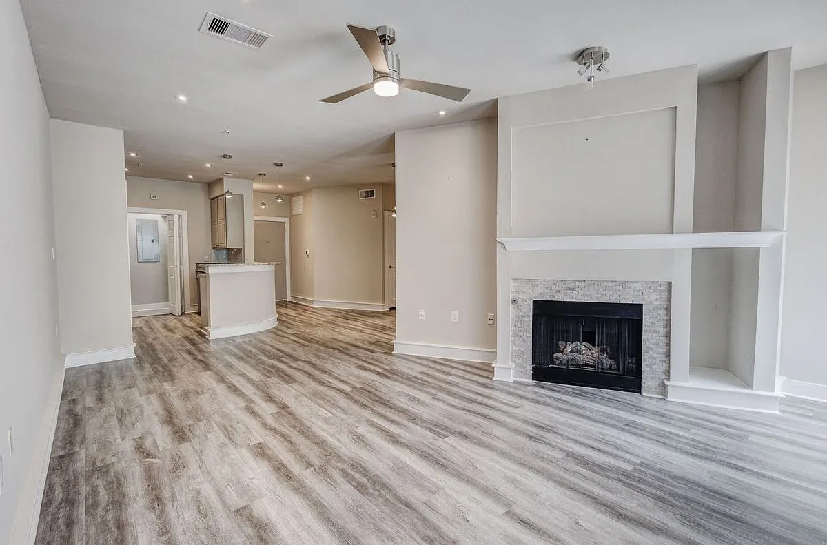1 bed, 1.0 bath, 878 sqft, $1,900 — Photo 2