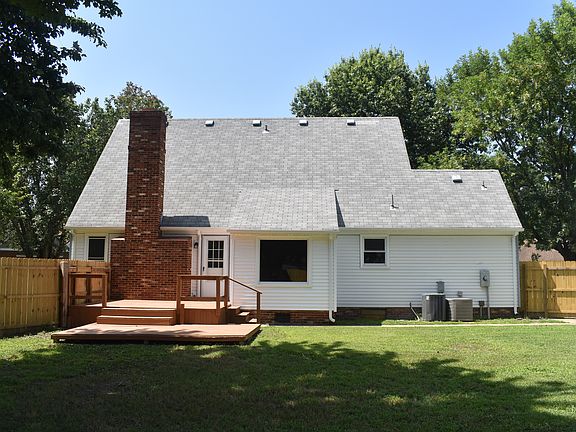 3rd image of 427 Gloria Dr
