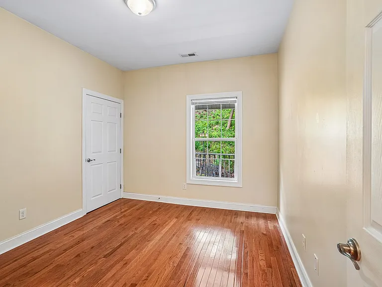 166 Mount Royal Dr — Photo 10