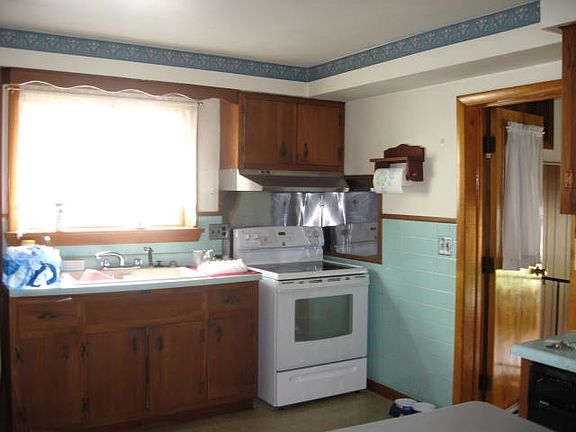 3rd image of 944 Elizabeth St