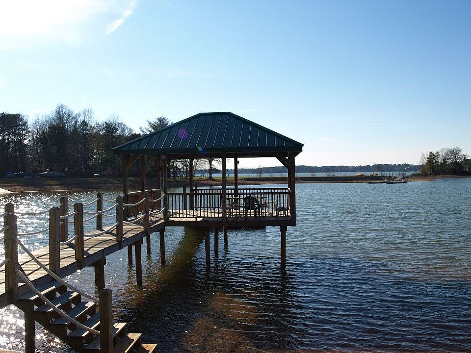 1st image of 190 Lakeshore Dr