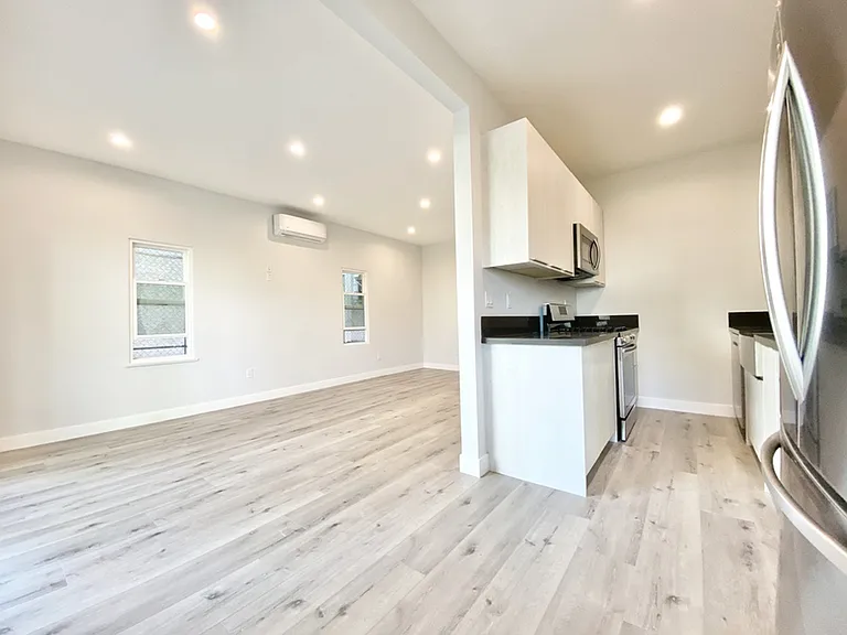 141 Swall Residences — Photo 15