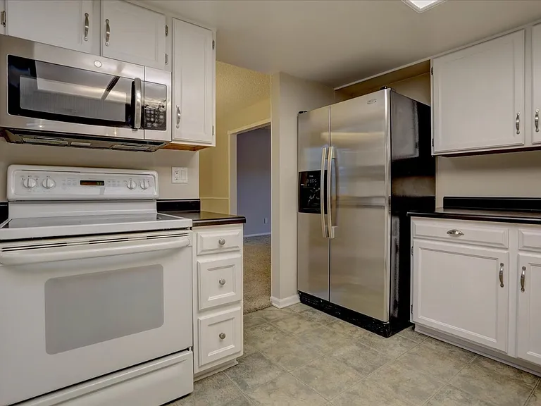 10701 Hobbit Ln — Photo 15