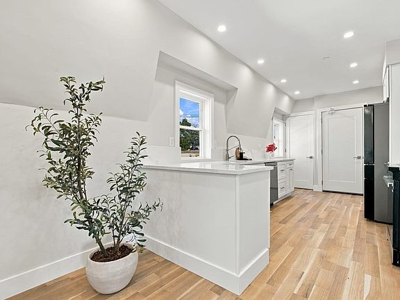 4th image of 63 Crystal St Unit 63