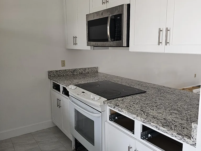 5560 Decatur St — Photo 4