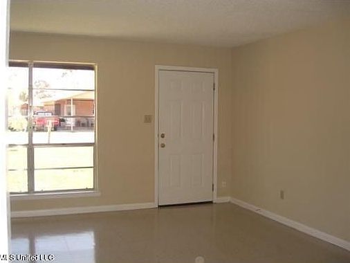 2nd image of 907 Sycamore Dr