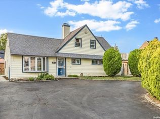 15 Marksman Ln, Levittown, NY 11756