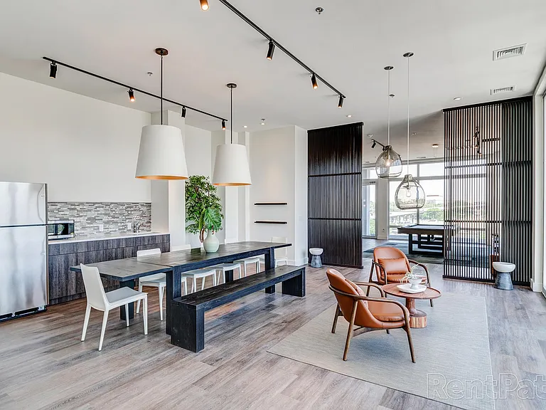 460 Grand — Photo 20