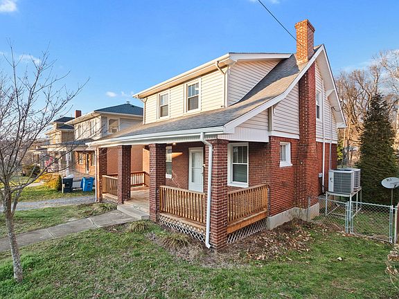 3rd image of 410 Arbutus Ave SE