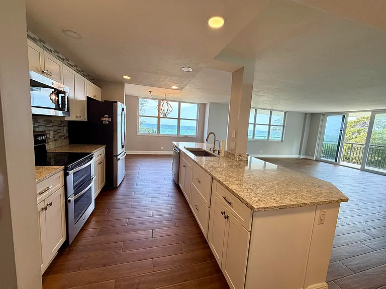 1147 Hillsboro Mile #214 — Photo 4