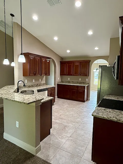 3 bed, 1950 sqft, $1,975 — Photo 3