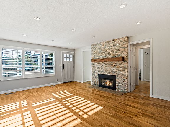 4th image of 2128 Seaview Ave W