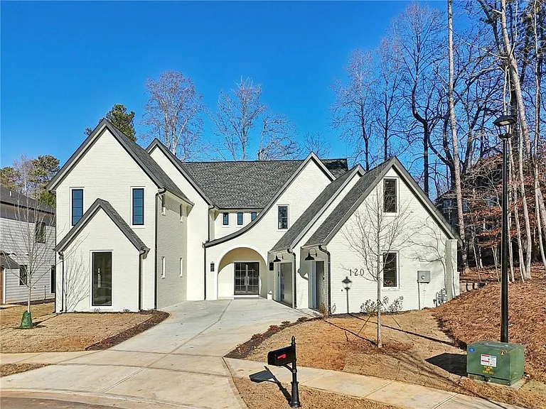 120 Thome Dr — Photo 3