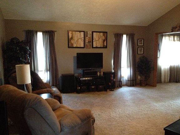 Living room. 17'2"x17'2"