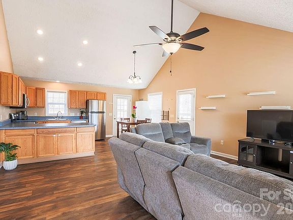 4th image of 2151 Dean Ln