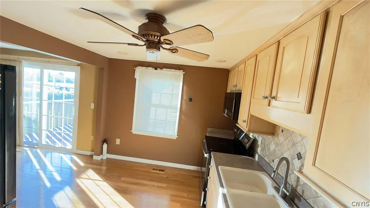 3 bed, 2.5 bath, 1622 sqft, $2,300 — Photo 4
