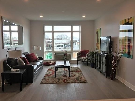 4th image of 2 Cliveden St Unit 404E