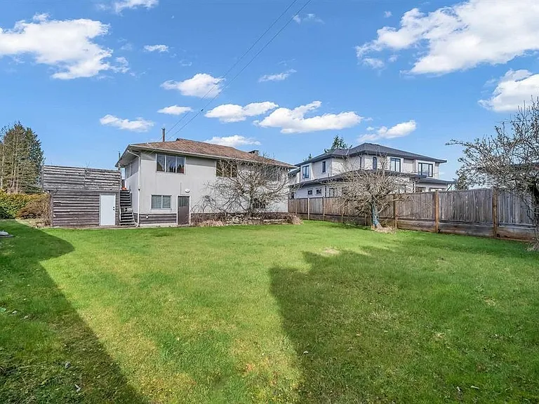 8620 Camden Cres — Photo 1
