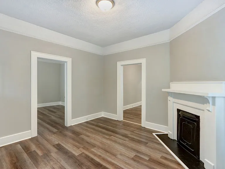 1013 W Victory Dr — Photo 4