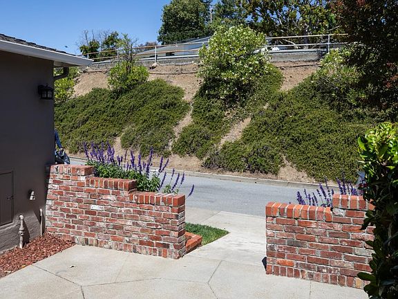 3rd image of 1029 Lupin Way