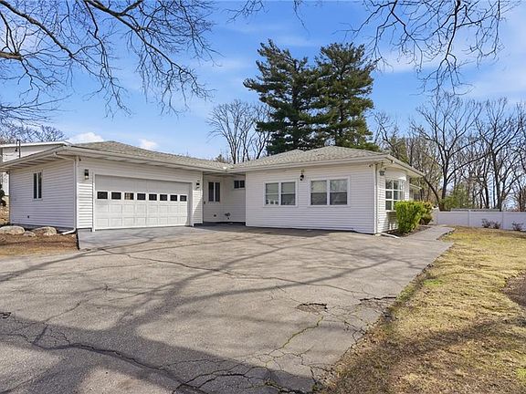 3rd image of 109 Cobble Hill Rd