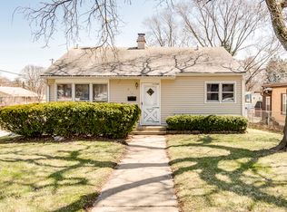 653 Harrison St, Elgin, IL 60120