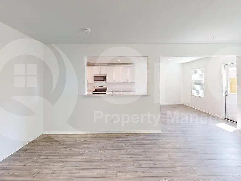 812 Poppy Cove Ln — Photo 4