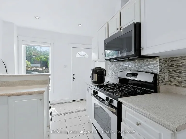 37 Strathcona Ave — Photo 9