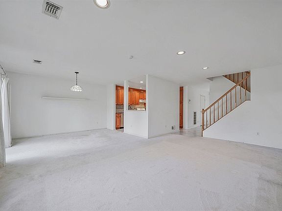 5th image of 301 Erik Dr #301