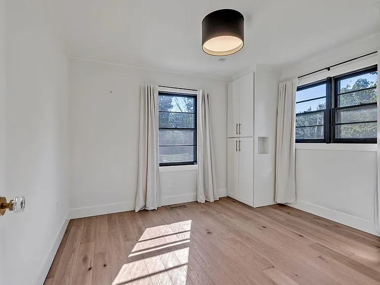 313 James Ave — Photo 17