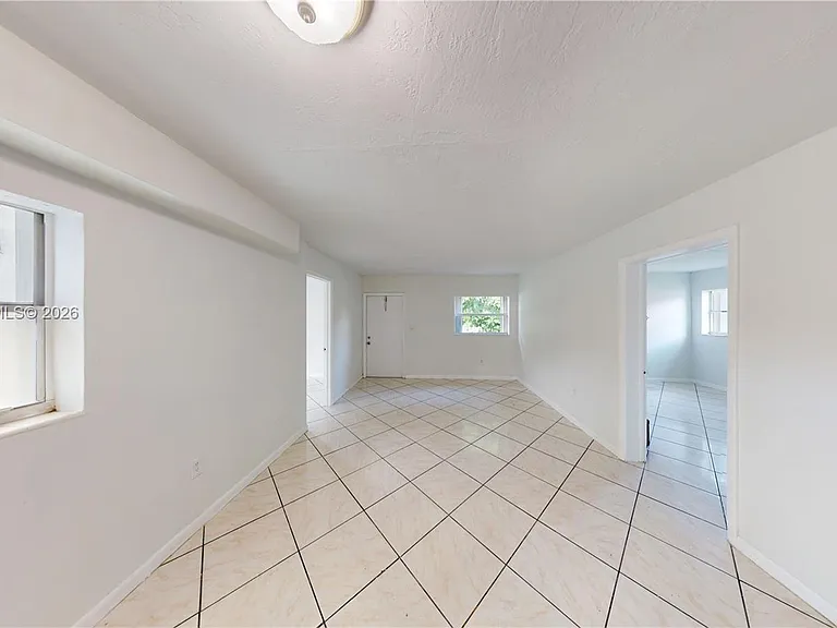 6811 SW 16th St — Photo 2