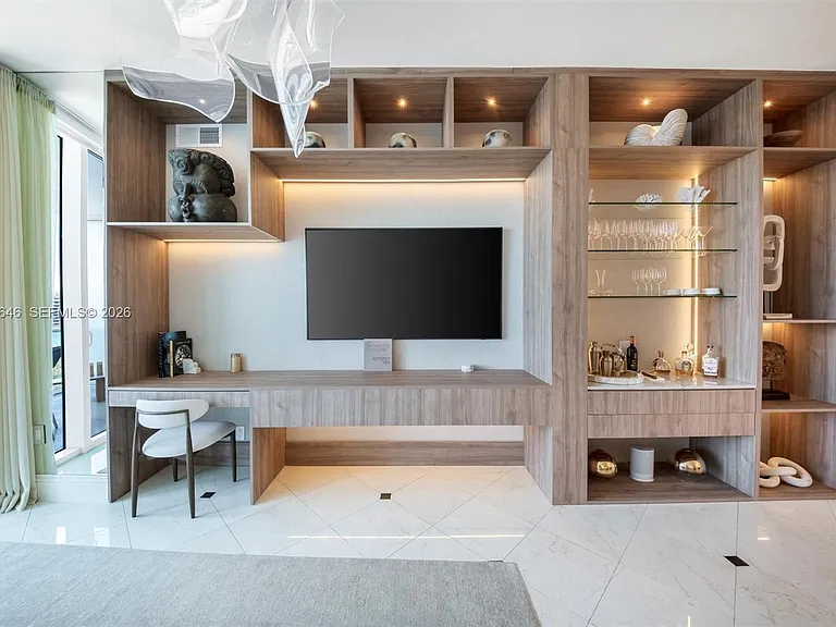 100 S Pointe Dr #702 — Photo 3