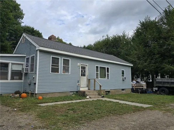 3 Champlin Dr, Ashaway, RI 02804