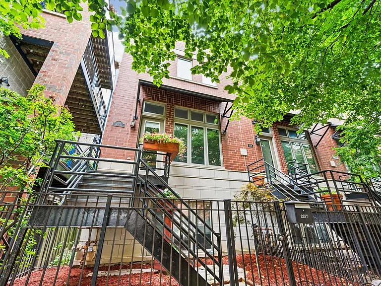 2257 W Saint Paul Ave — Photo 14