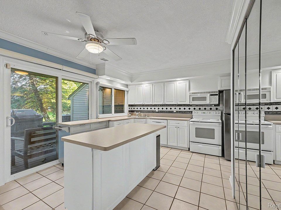 2668 Williamsburg Cir, photo 3