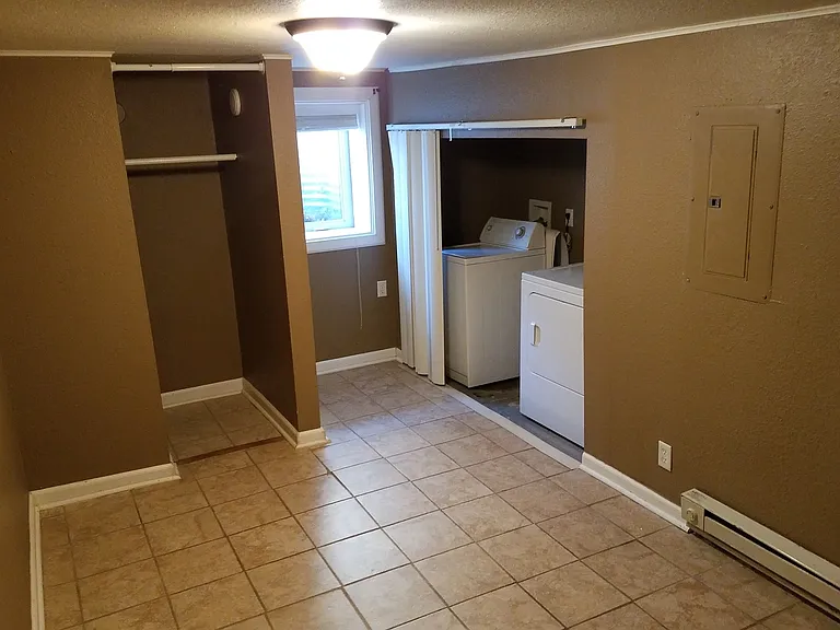 1031 Pierre St — Photo 3