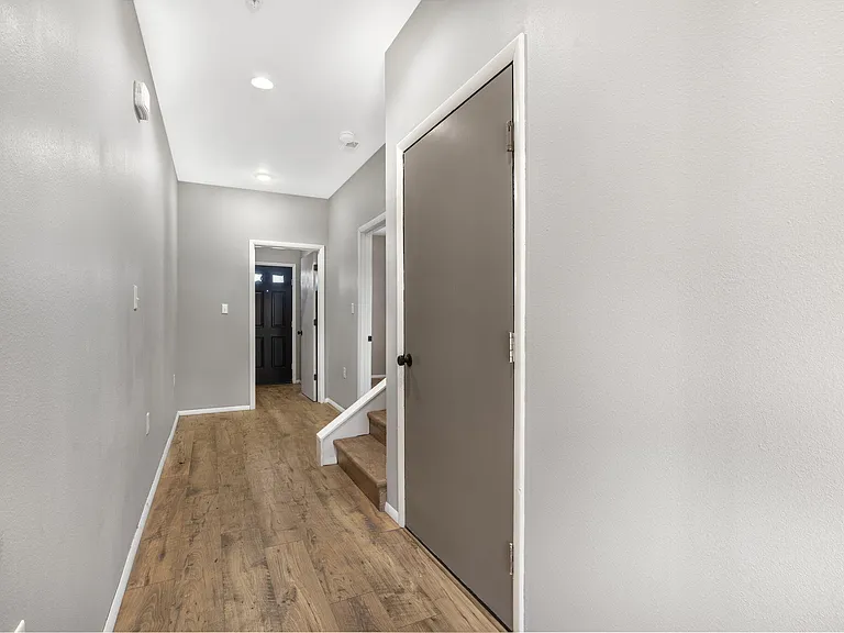 710 W Walnut St — Photo 4