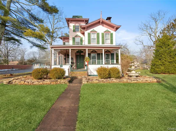 449 Montauk Highway, East Moriches, NY 11940